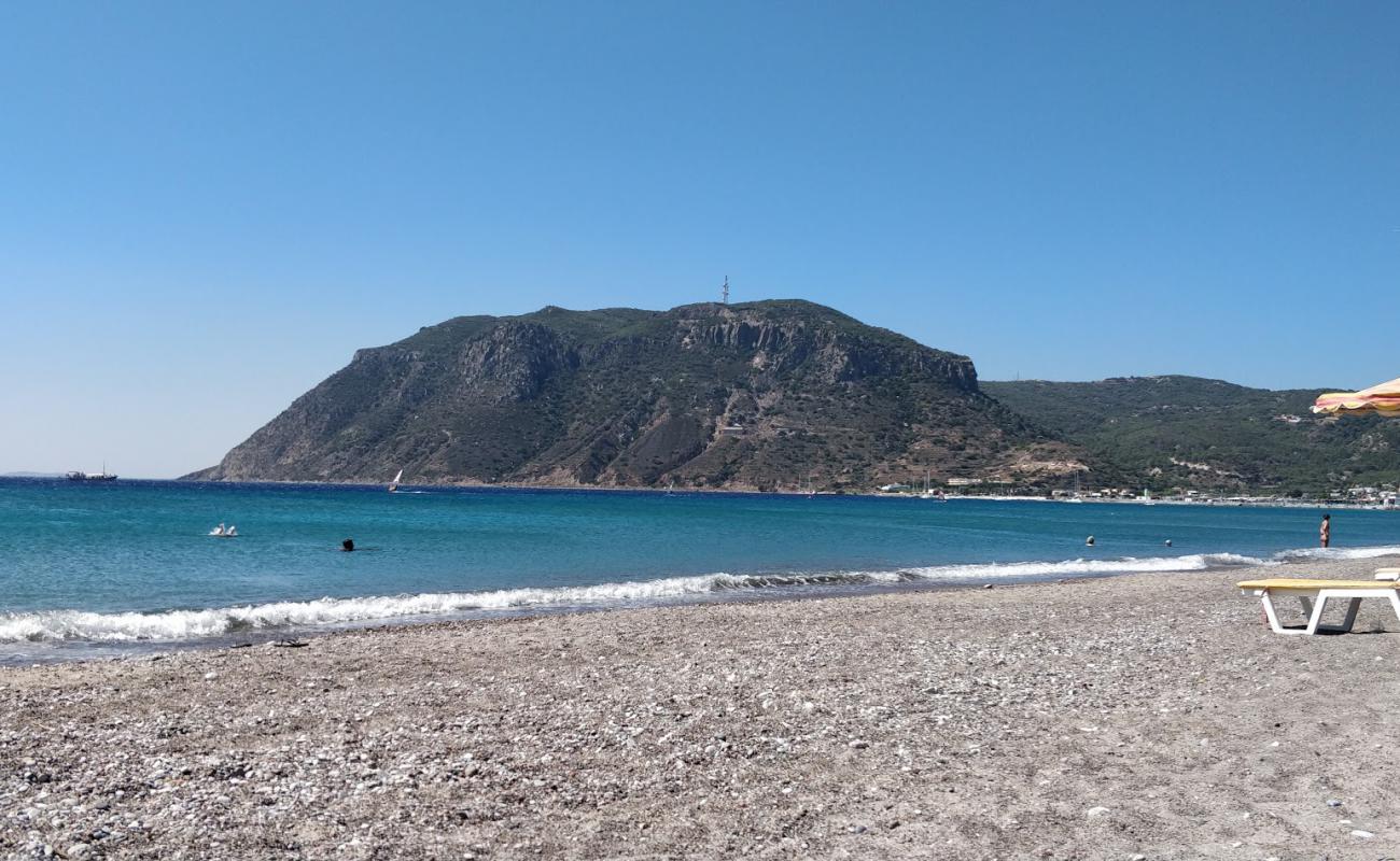 Photo de Paralia Kefalos avec sable clair avec caillou de surface