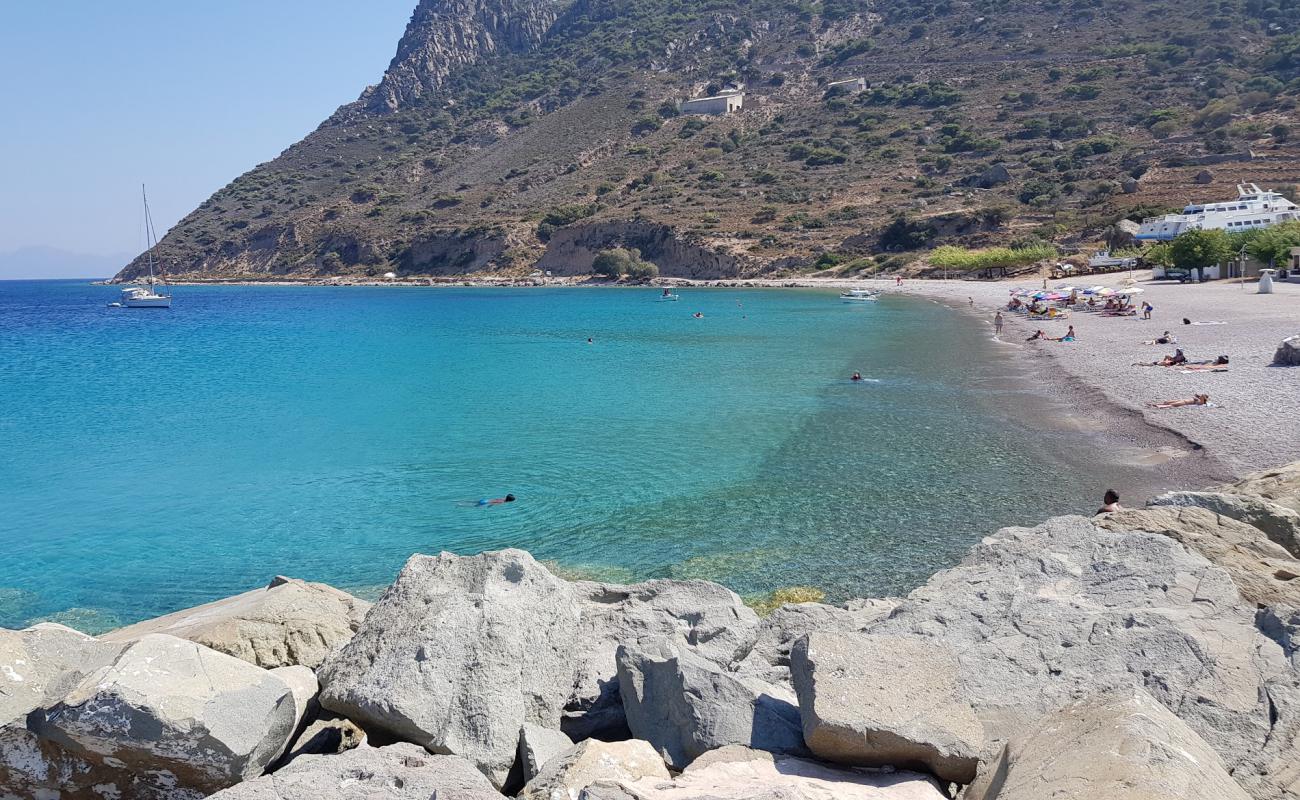 Photo de Kefalos Beach II avec sable gris avec caillou de surface