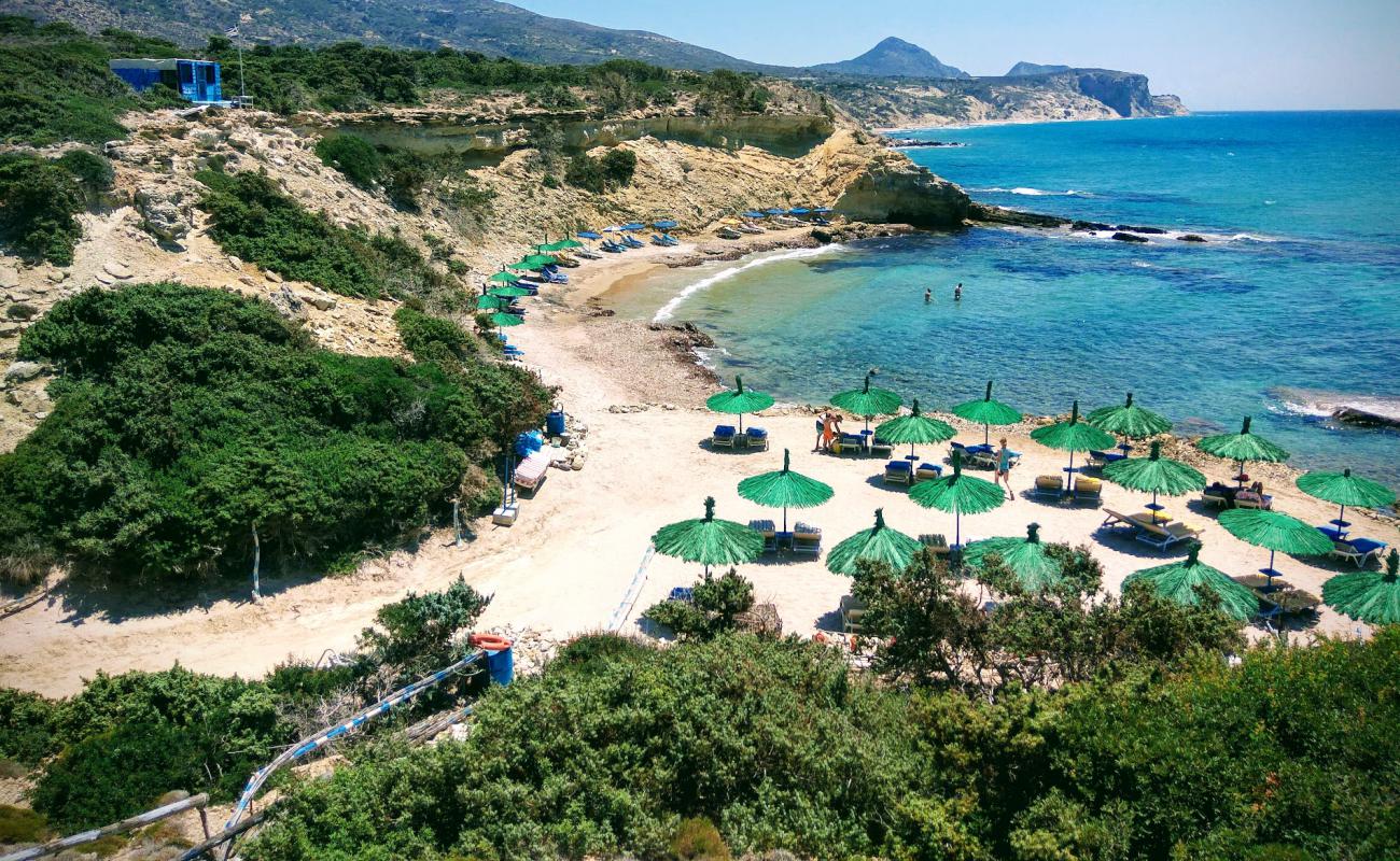 Photo de Tripiti beach avec sable gris avec roches de surface