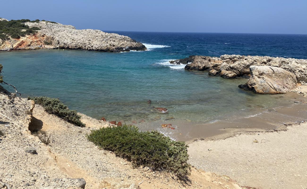 Photo de Limnionas beach II avec sable brillant et rochers de surface