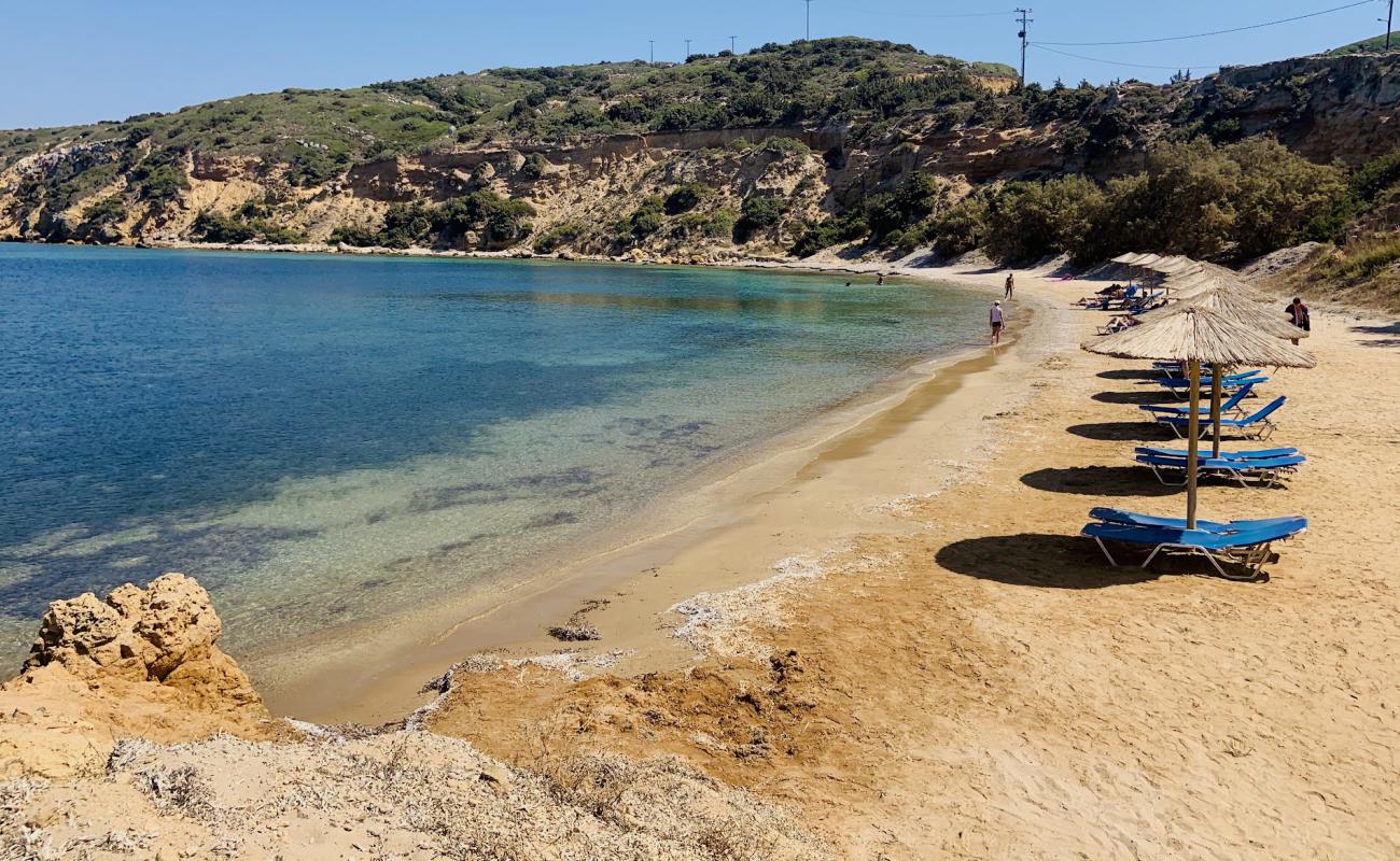 Photo de Limnionas beach avec sable brillant et rochers de surface