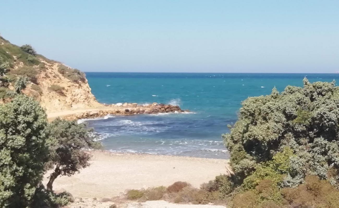 Photo de Sfakia beach avec sable gris avec caillou de surface