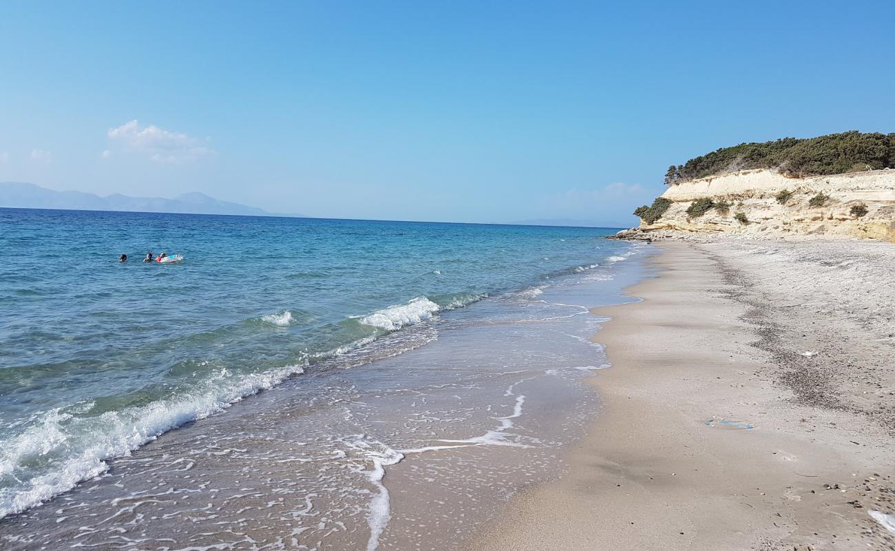 Photo de Lakos beach avec sable gris de surface