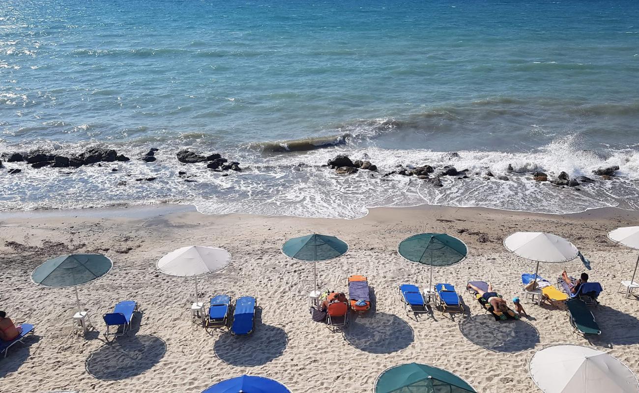 Photo de Kouros Palace beach avec sable gris de surface