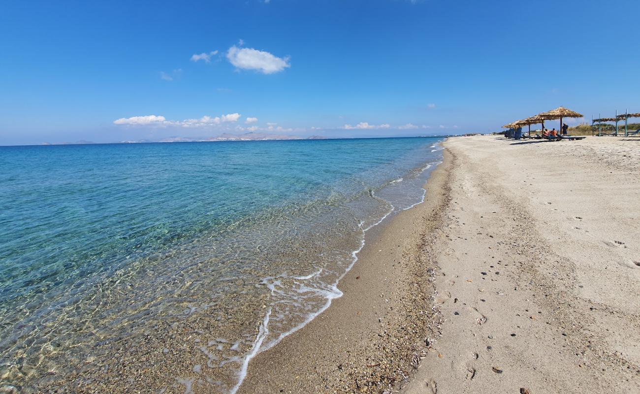 Photo de Peleziki Kos avec sable lumineux de surface