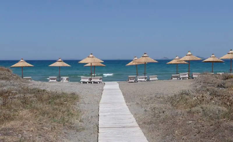 Photo de Blue lagoon beach avec sable gris de surface