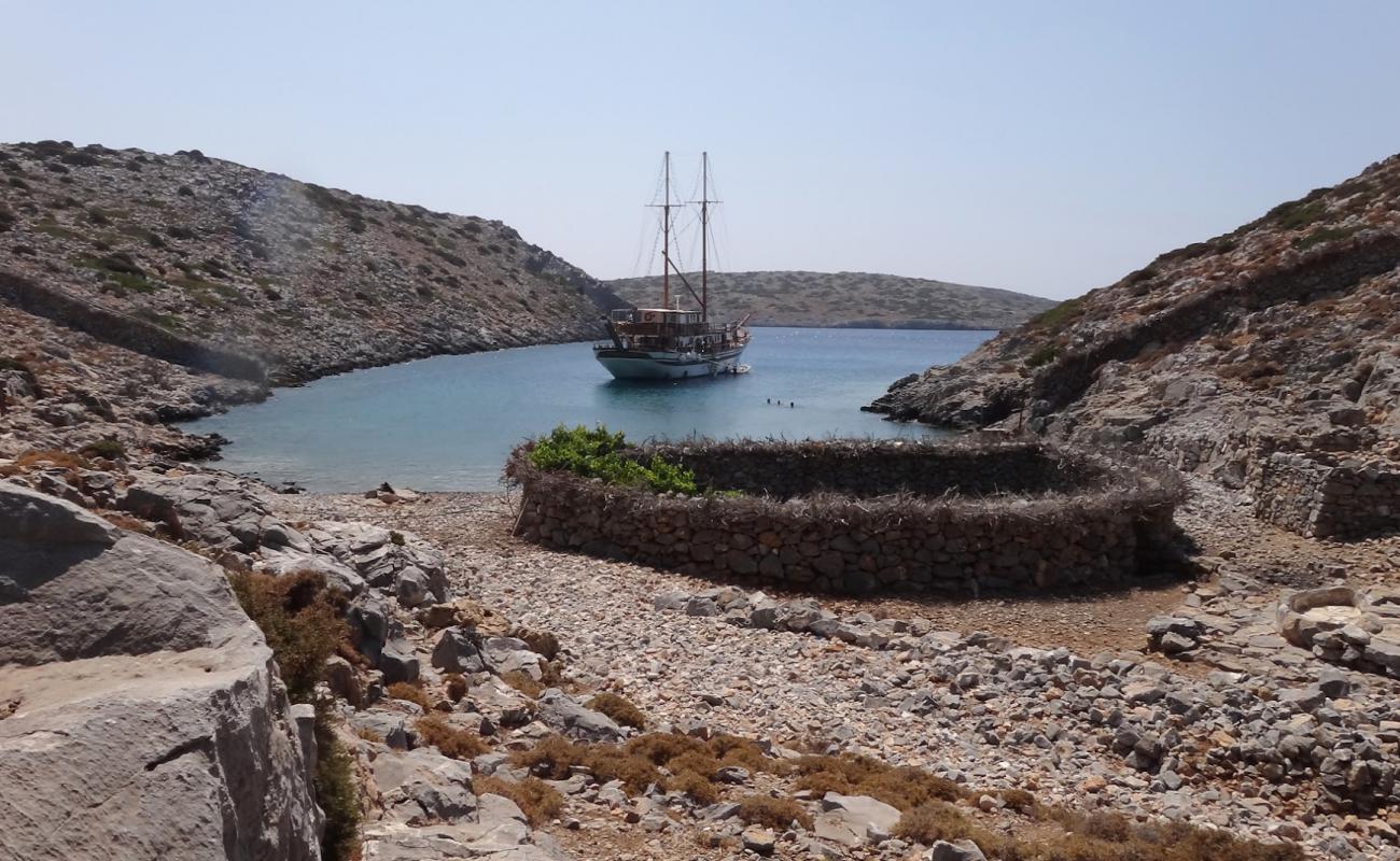 Photo de Levida beach avec terrain rocheux de surface