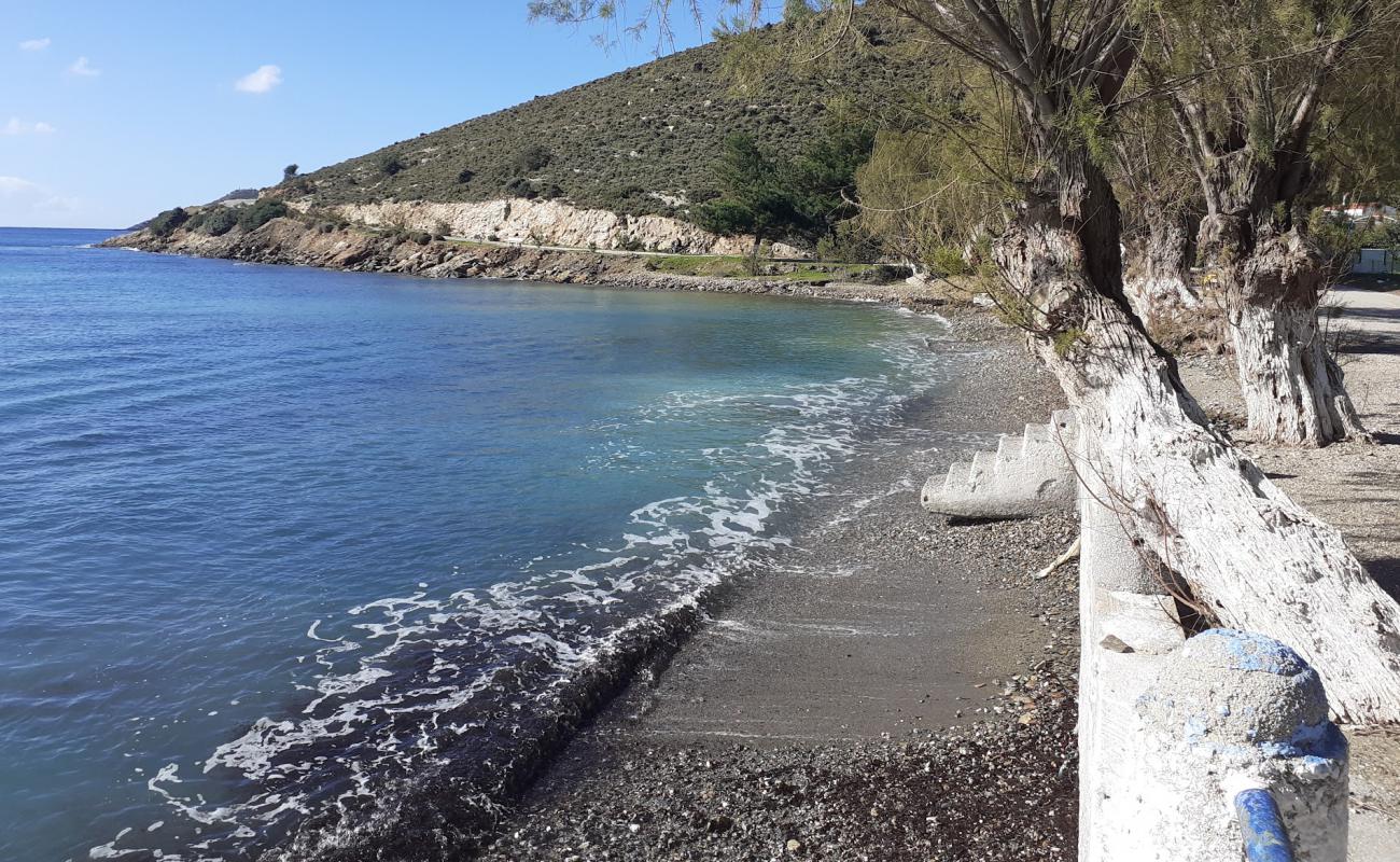 Photo de Tis Popis beach avec sable gris avec roches de surface