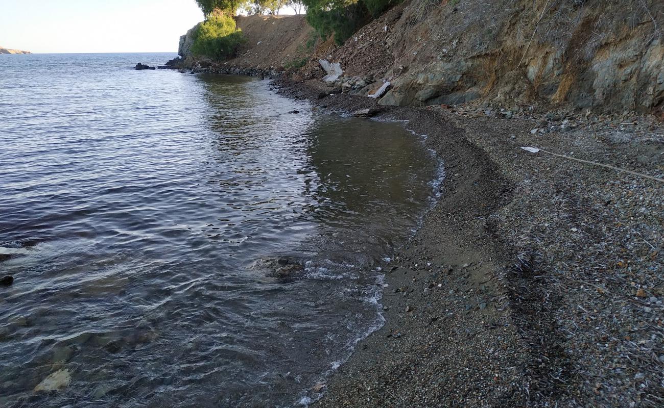 Photo de Paralia Agios Isidoros avec sable gris & rochers de surface