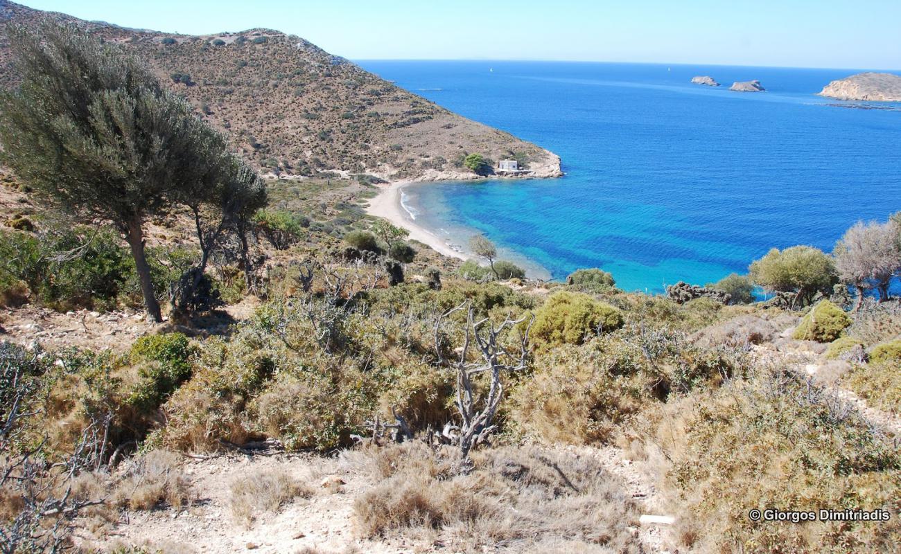 Photo de Leros wild beach II avec sable gris avec roches de surface