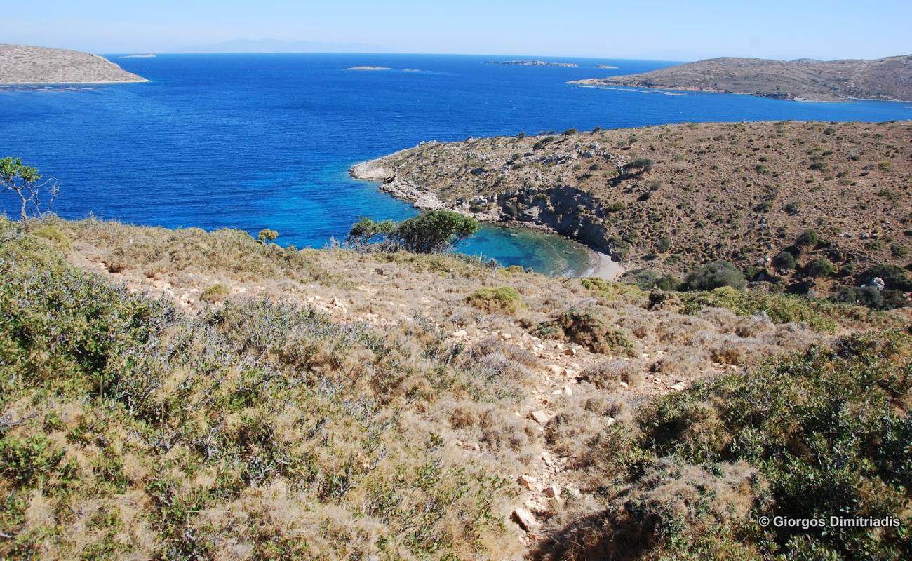 Photo de Paralia Agia Kioura II avec sable gris avec roches de surface