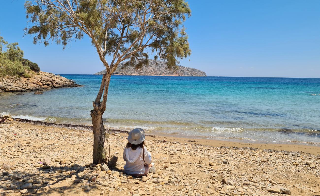 Photo de Paralia Agia Kioura avec sable gris & rochers de surface