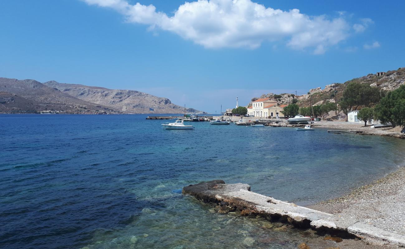 Photo de Paralia Agias Marinas II avec sable gris avec roches de surface