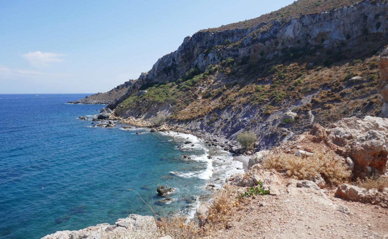 Photo de Faros Bar beach avec sable gris avec roches de surface