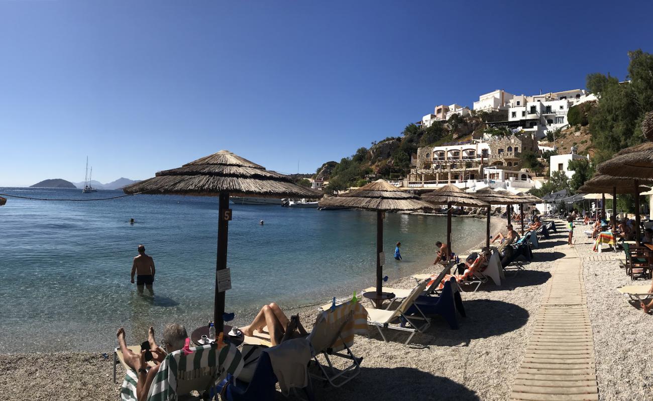 Photo de Zorbas Taverna beach avec caillou fin gris de surface