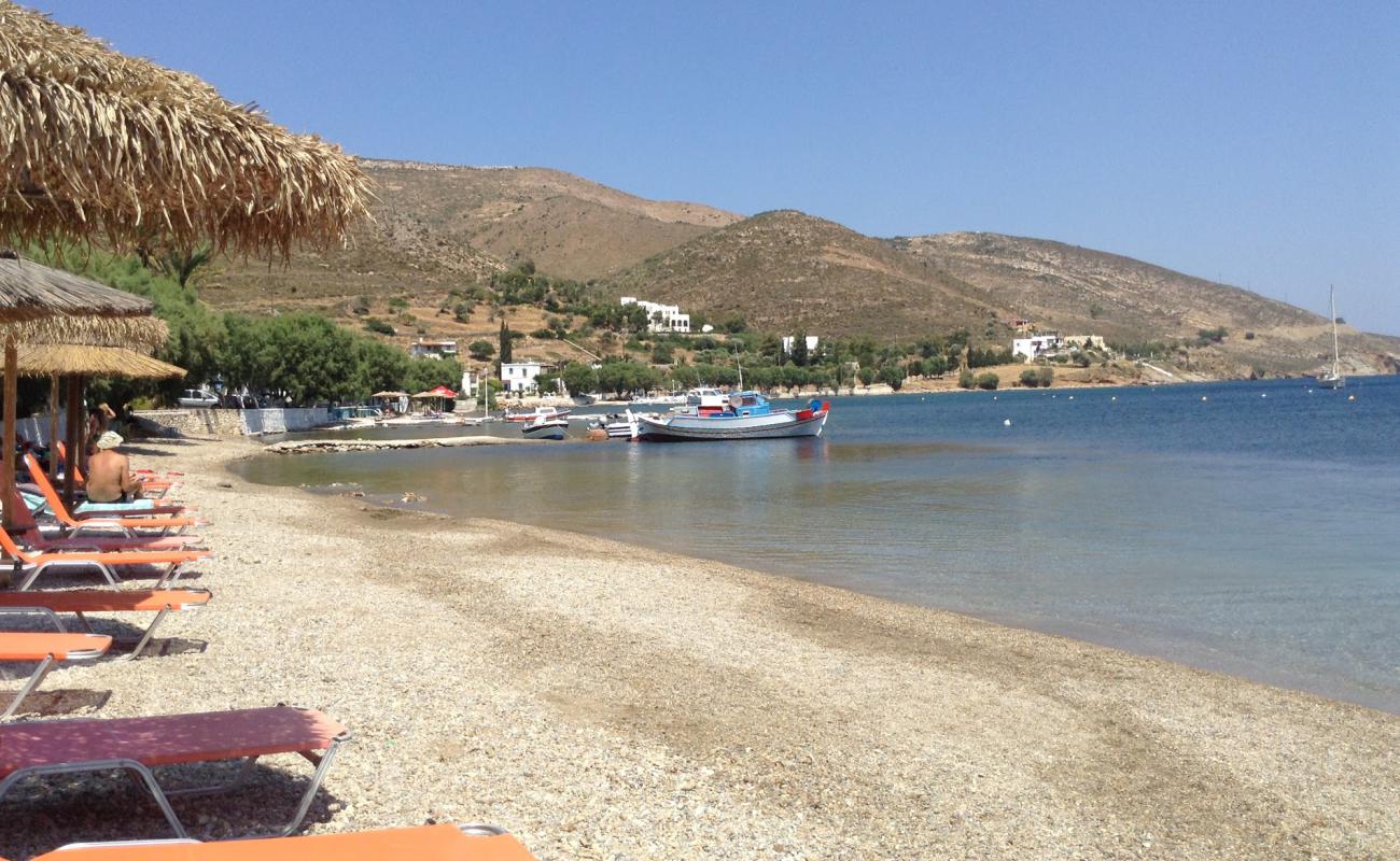 Photo de Xirokampos beach avec petits galets gris de surface