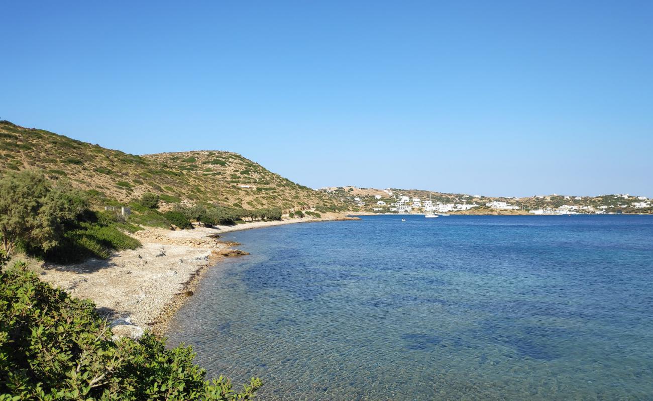 Photo de Kampos beach avec sable gris avec roches de surface