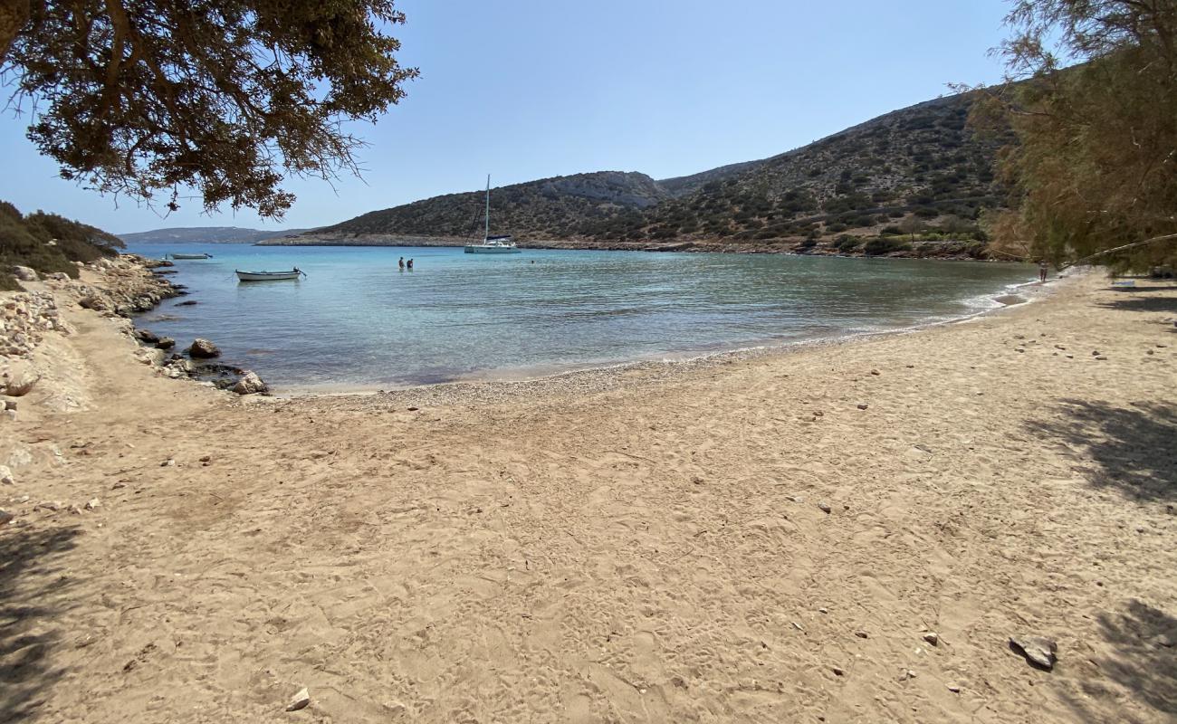 Photo de Platis Gialos avec sable gris & rochers de surface