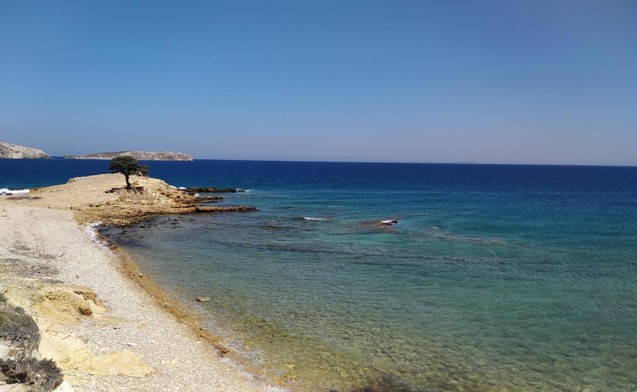 Photo de Monodendri beach avec galets beige de surface
