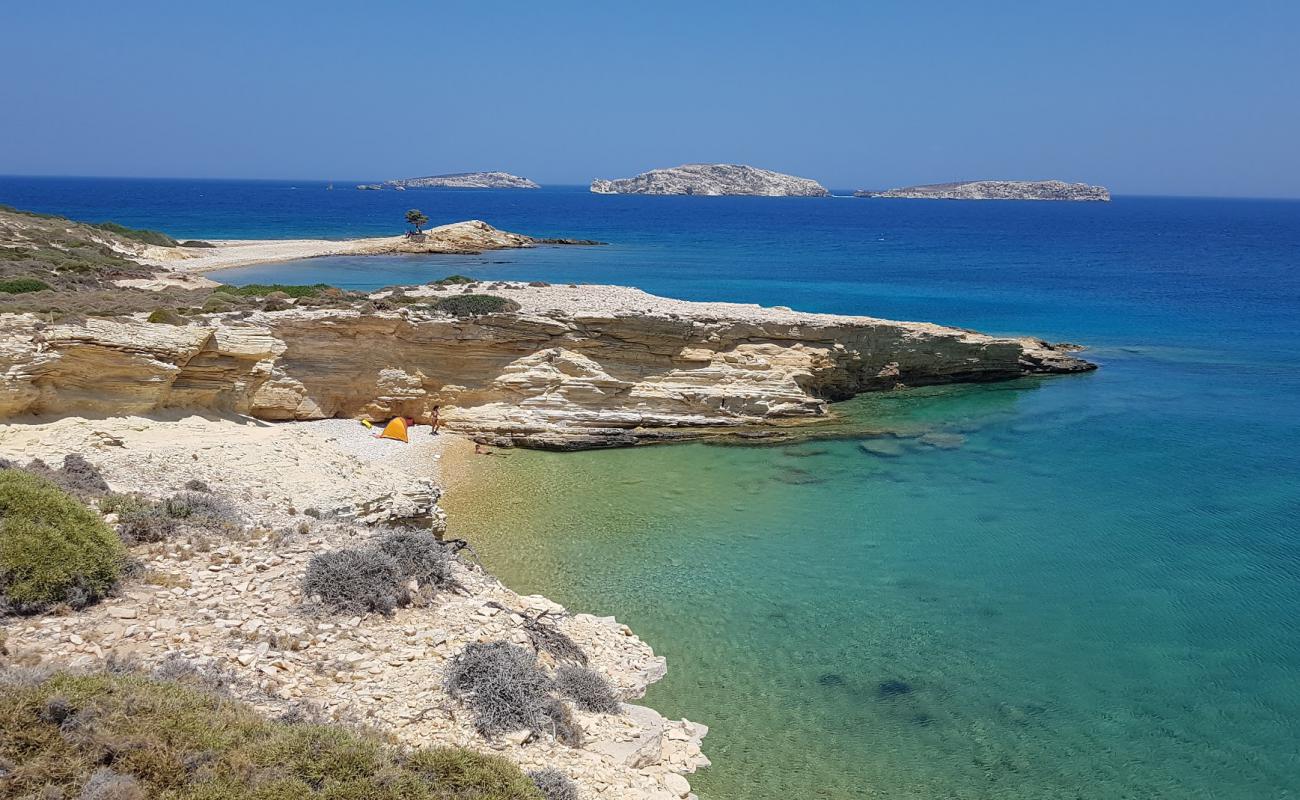 Photo de Monodendri beach II avec caillou clair de surface