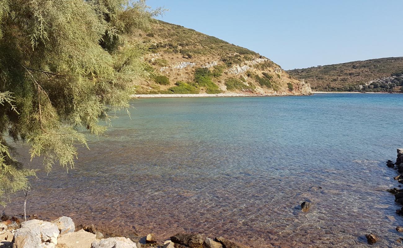 Photo de Limni beach avec sable brillant et rochers de surface