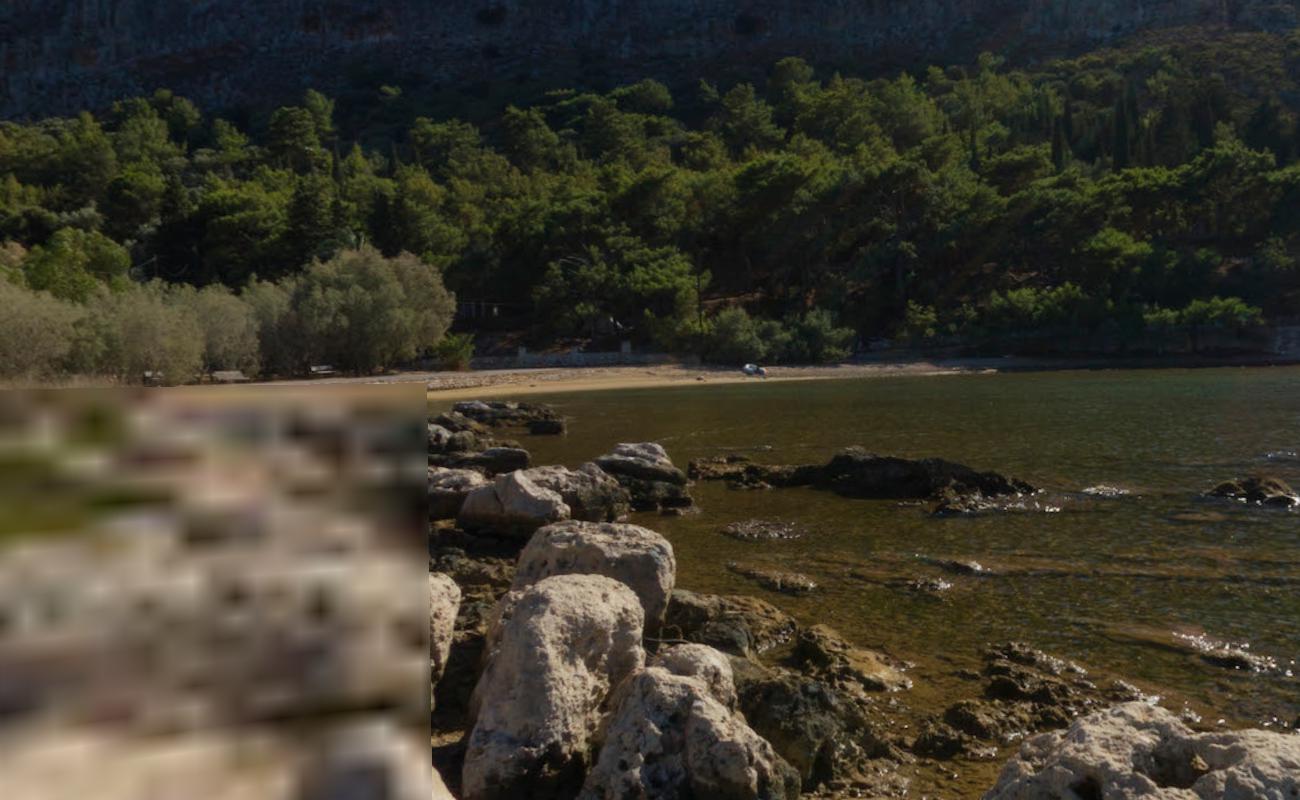 Photo de Paralia mandraki avec l'eau cristalline de surface