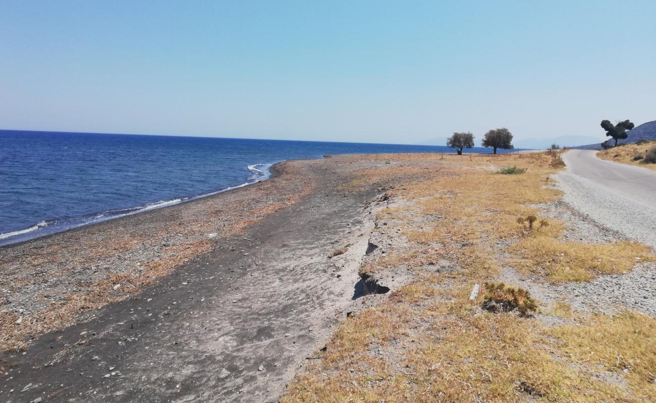 Photo de Katsouny beach avec sable gris avec caillou de surface