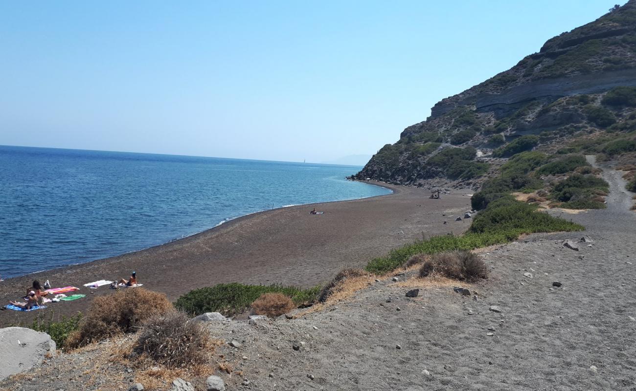 Photo de Lies beach avec sable noir avec caillou de surface