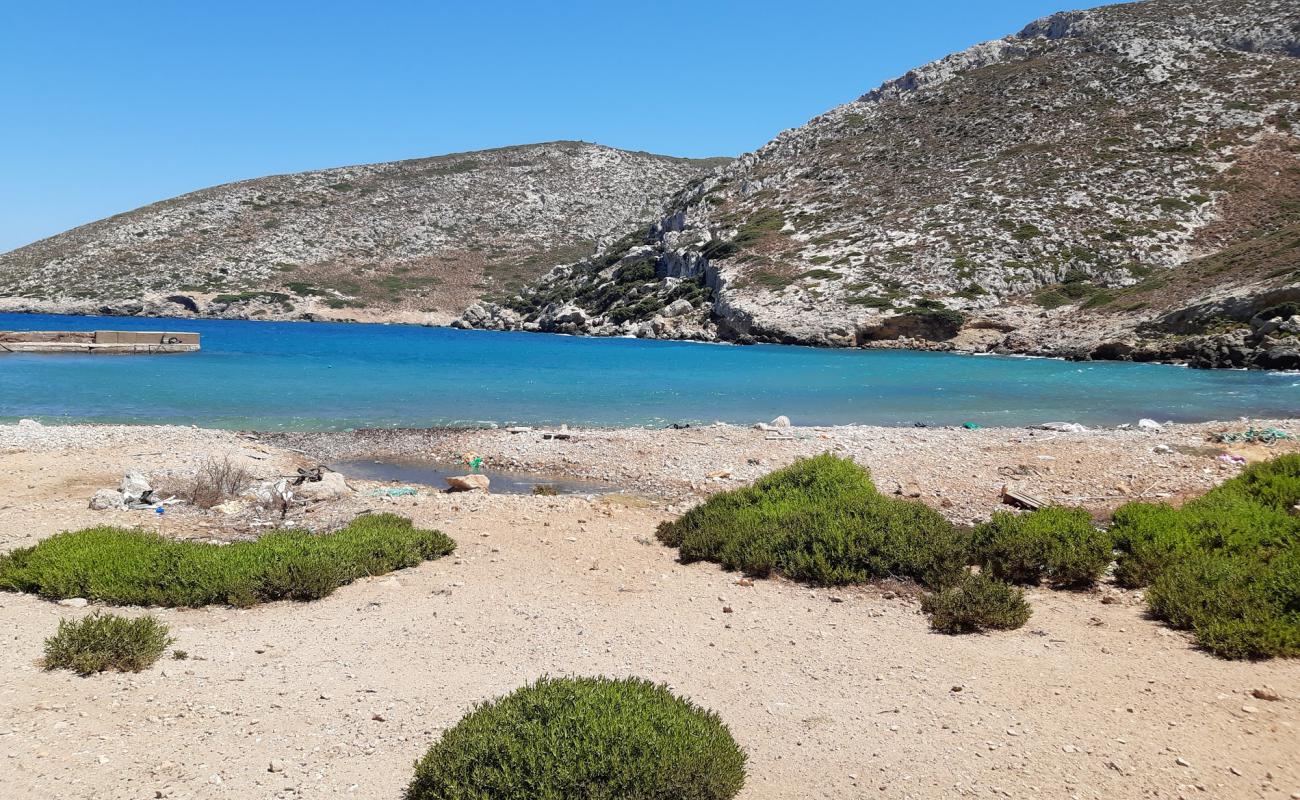 Photo de Akrotiri plati kalymnou IV avec sable gris avec caillou de surface