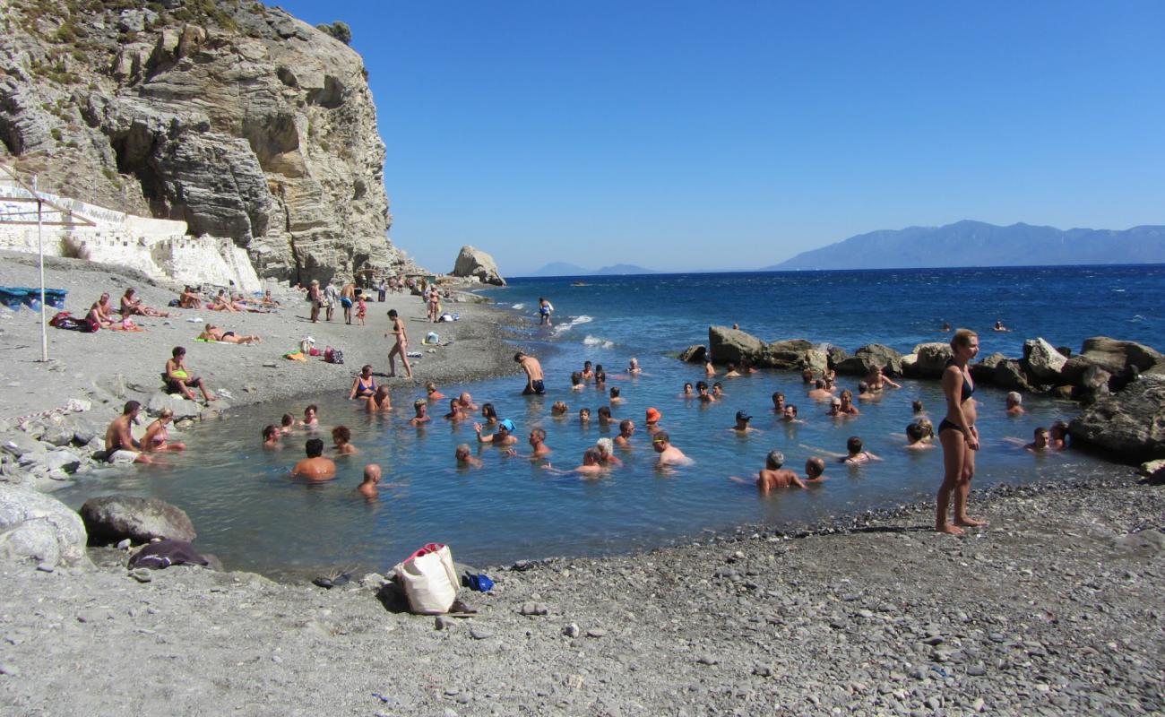 Photo de Therma beach avec sable gris avec caillou de surface