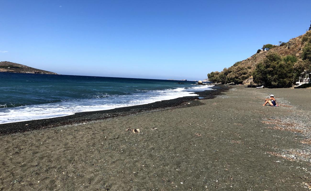 Photo de Platis Yialos beach avec sable gris & galets de surface