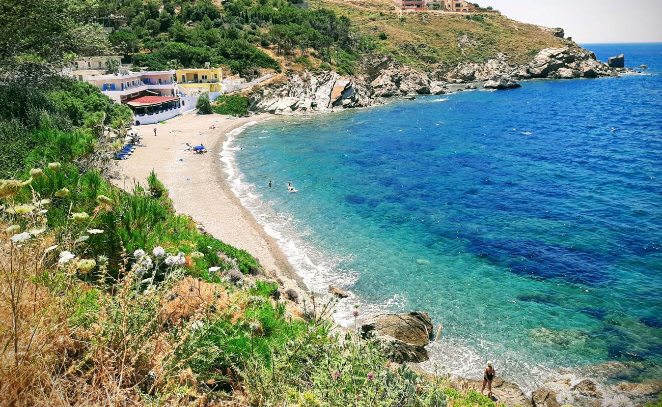 Photo de Melitsachas beach avec sable gris avec caillou de surface