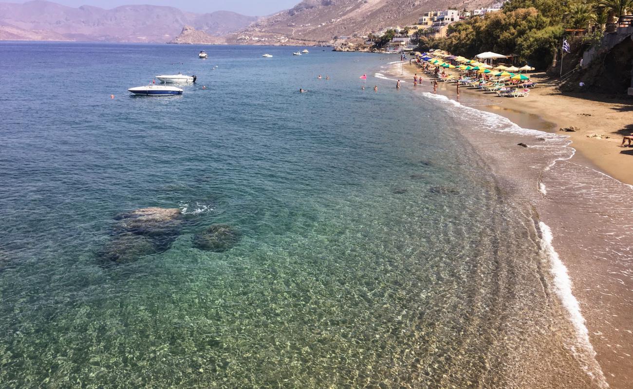 Photo de Masouri beach avec sable gris avec caillou de surface