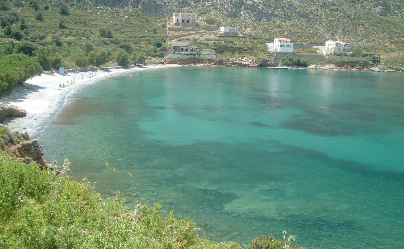 Photo de Masouri beach III avec petits galets gris de surface