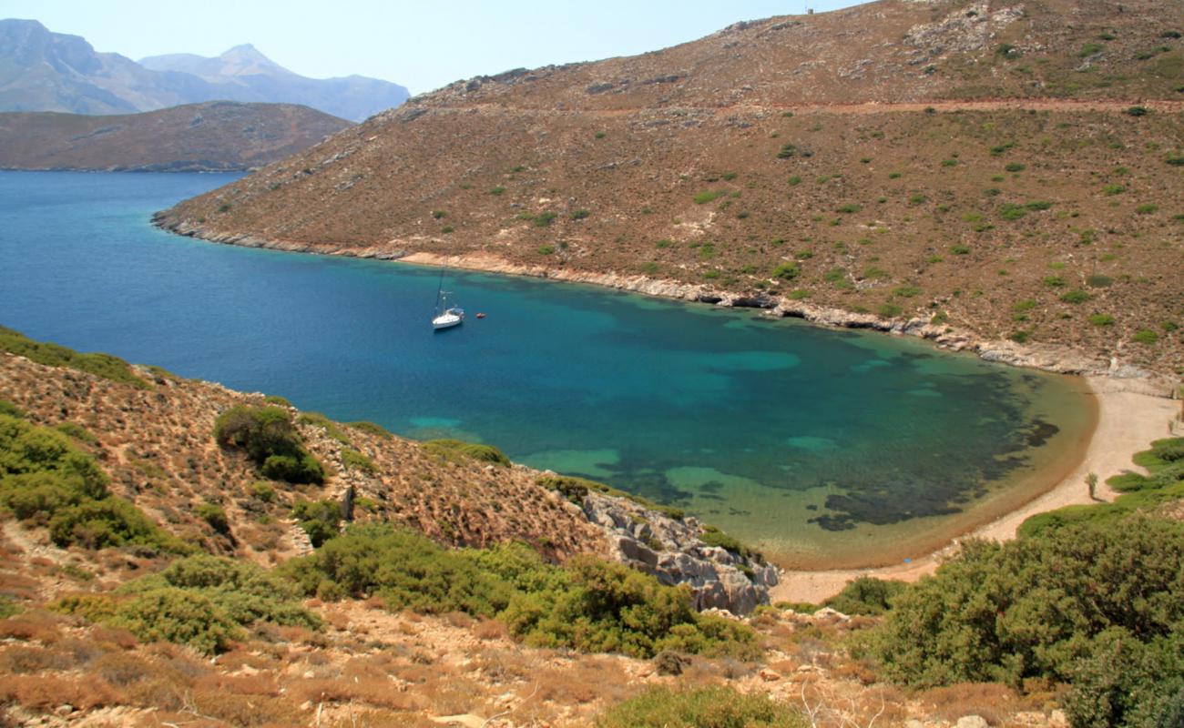 Photo de Kalavros IV avec sable noir & galets de surface