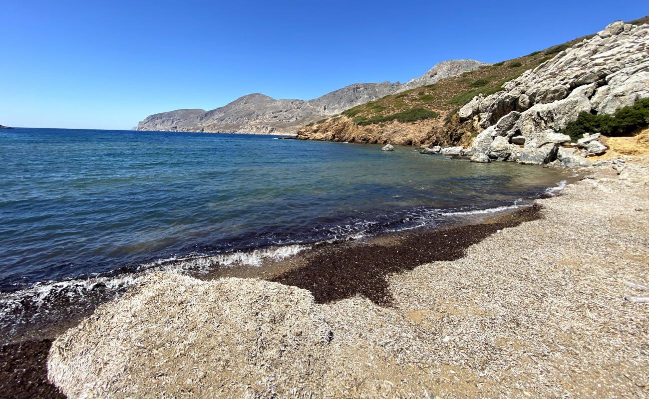 Photo de Alexis beach avec sable brun & rochers de surface