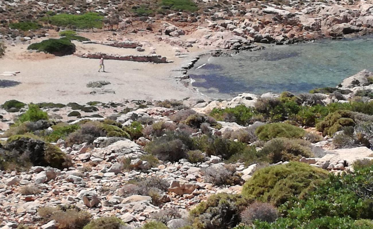 Photo de Paralia pnigmenos avec sable noir avec caillou de surface