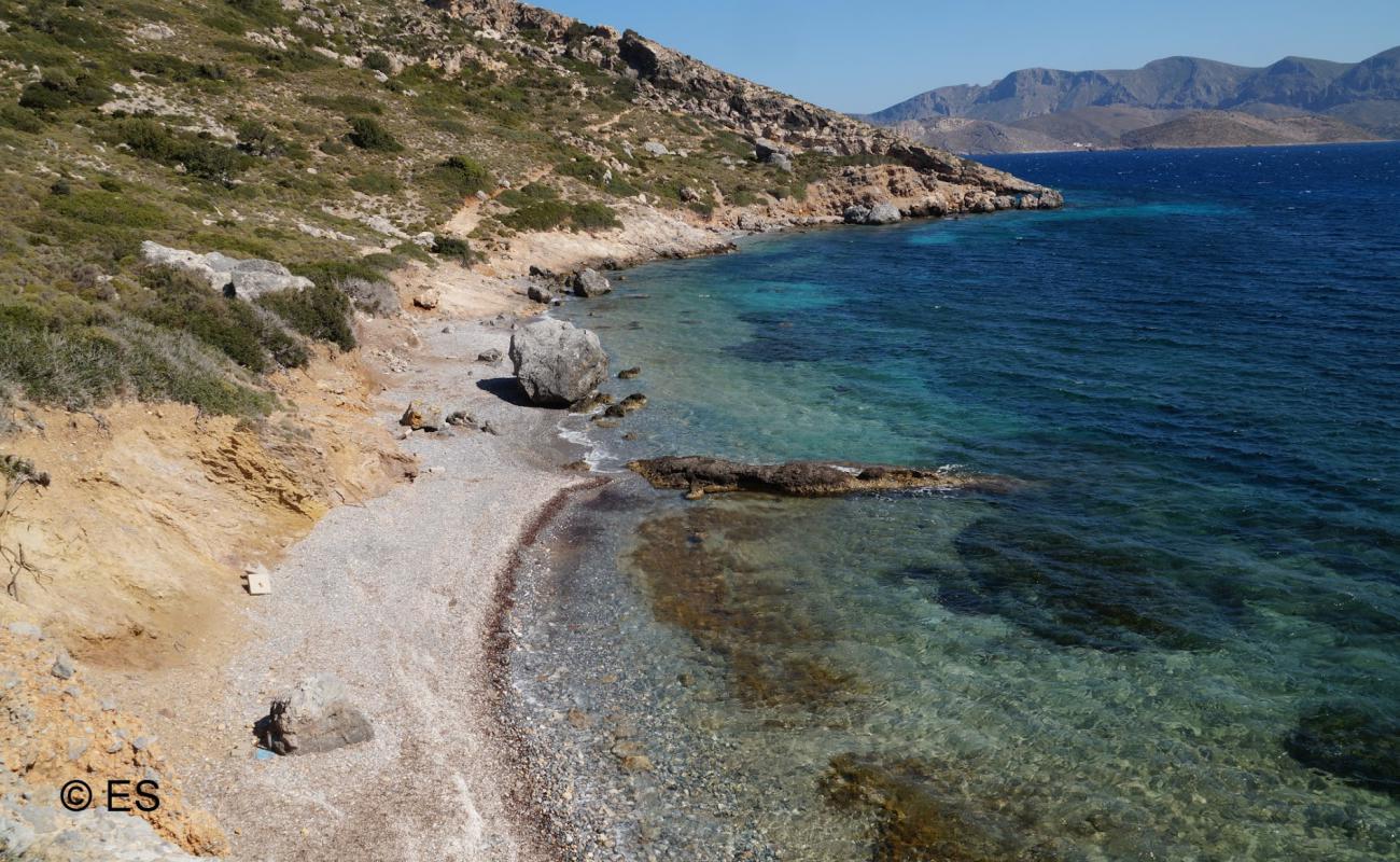 Photo de Paradise beach avec sable gris avec caillou de surface