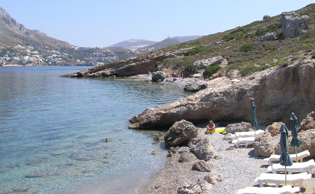 Photo de Paralia pothia avec sable gris avec caillou de surface