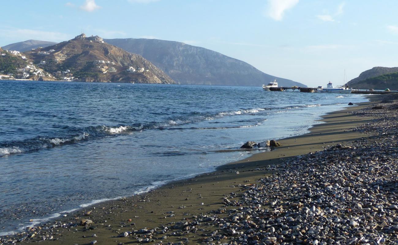 Photo de Paralia Telendou II avec sable brun avec roches de surface