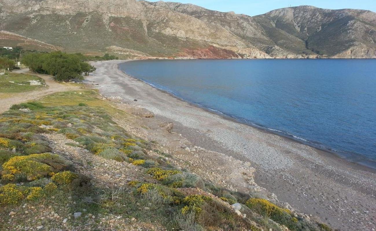 Photo de Eristos beach avec sable clair avec caillou de surface