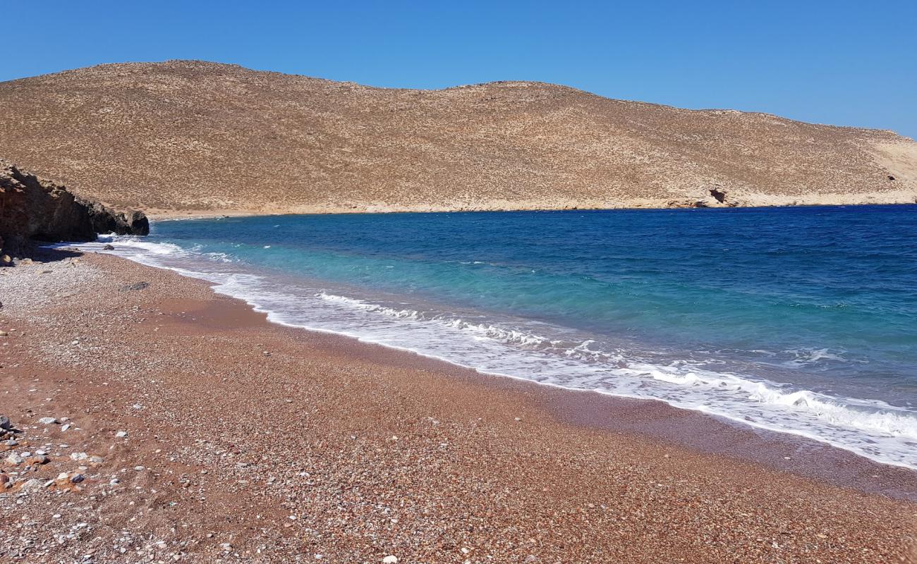 Photo de Skafi beach avec sable brillant et rochers de surface