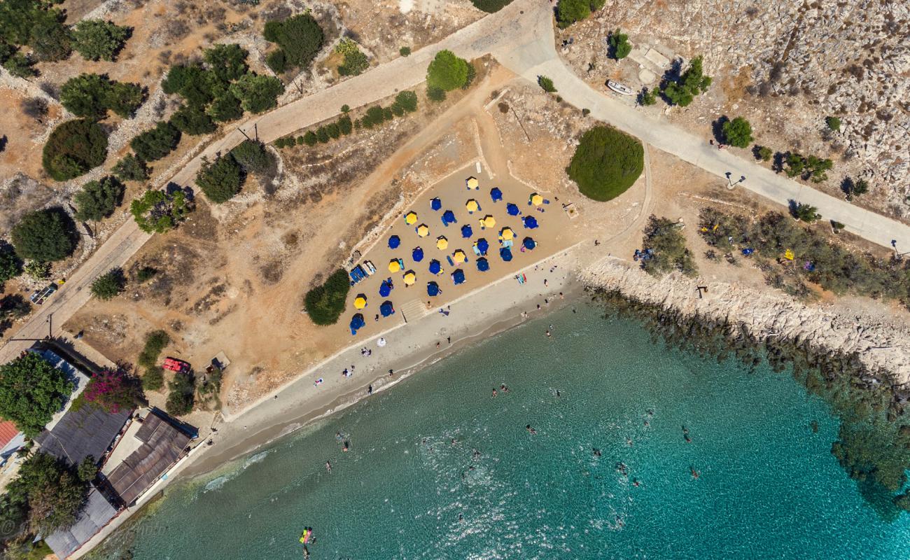 Photo de Paralia Ftenagia II avec sable brillant et rochers de surface