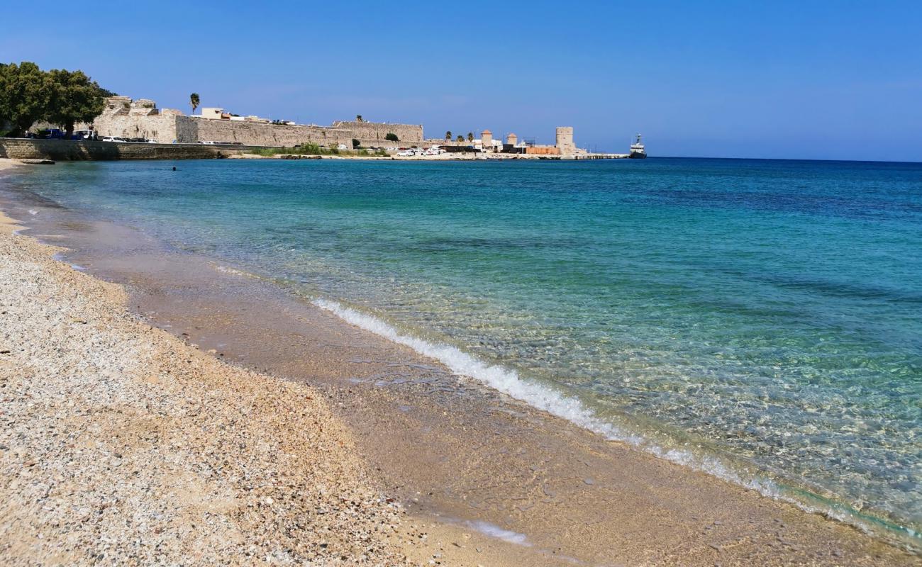 Photo de Agios Nikolaos beach avec sable lumineux de surface