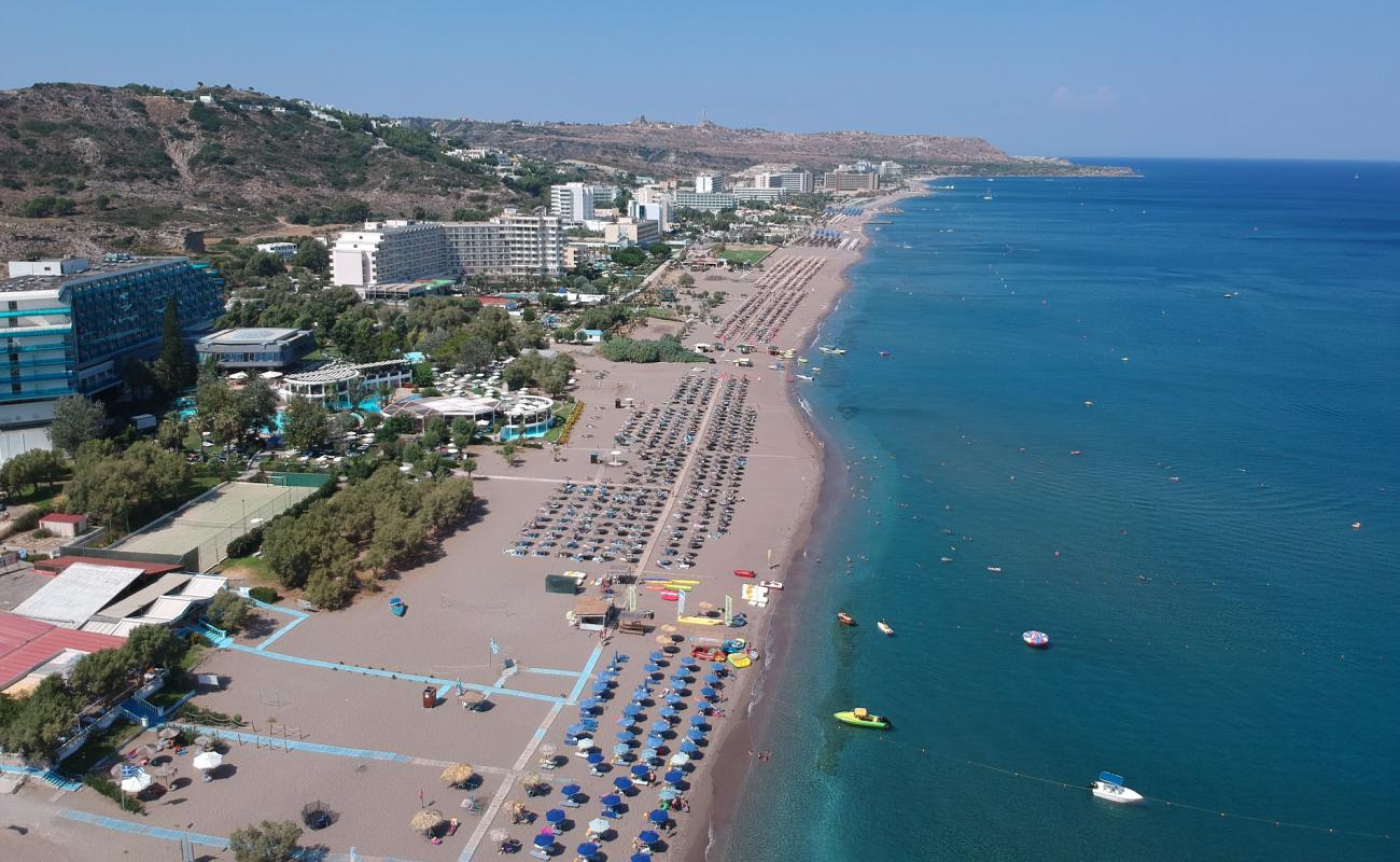 Photo de Plage de Faliraki avec sable lumineux de surface