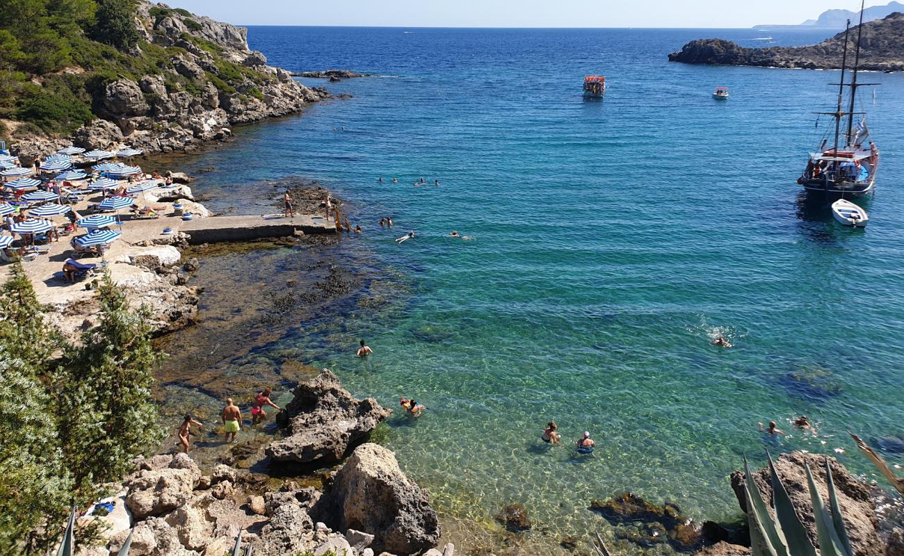 Photo de Ladiko Beach avec roches de surface