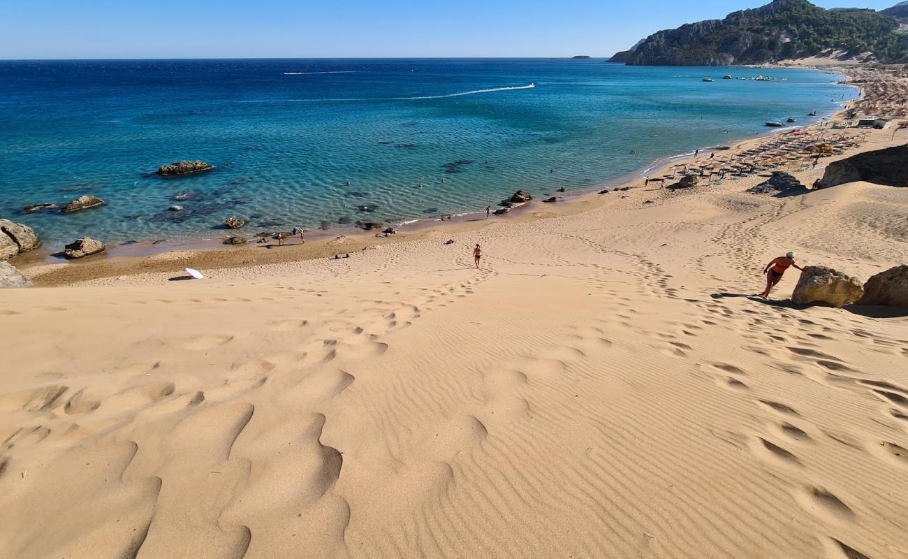 Photo de Plage de Tsambika avec sable fin et lumineux de surface