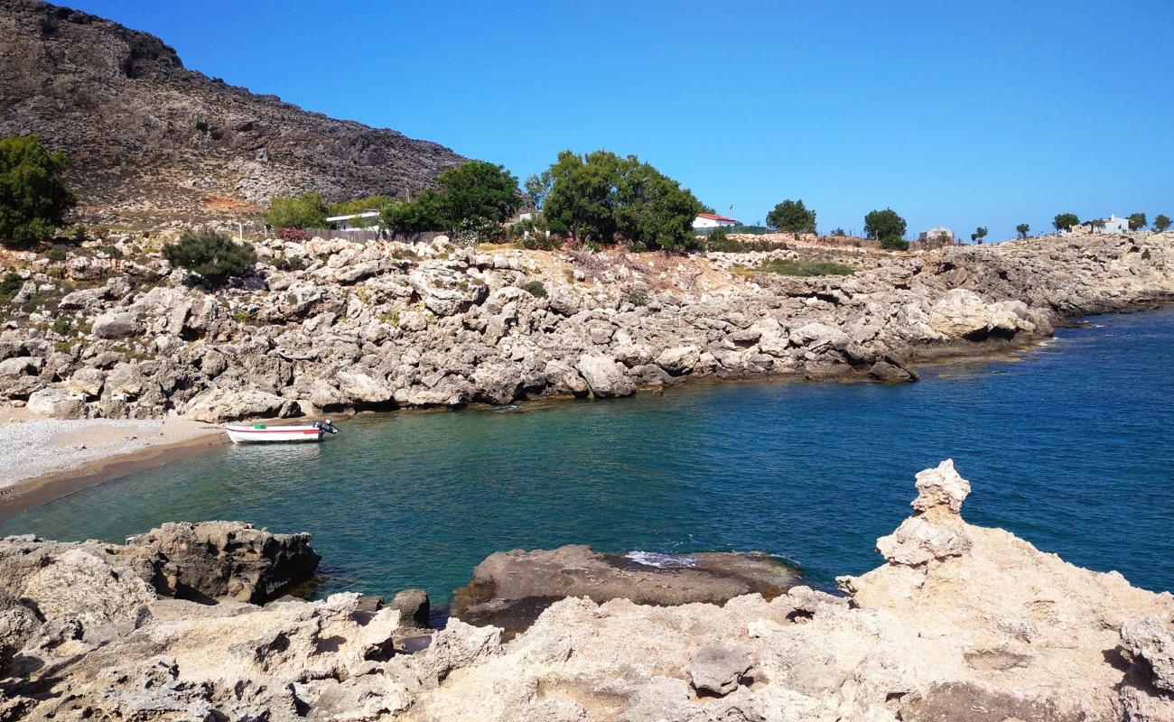 Photo de Plage d'Agia Triada avec caillou clair de surface