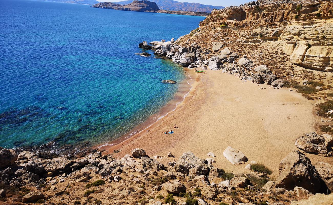 Photo de Red Sand Beach avec sable brun de surface