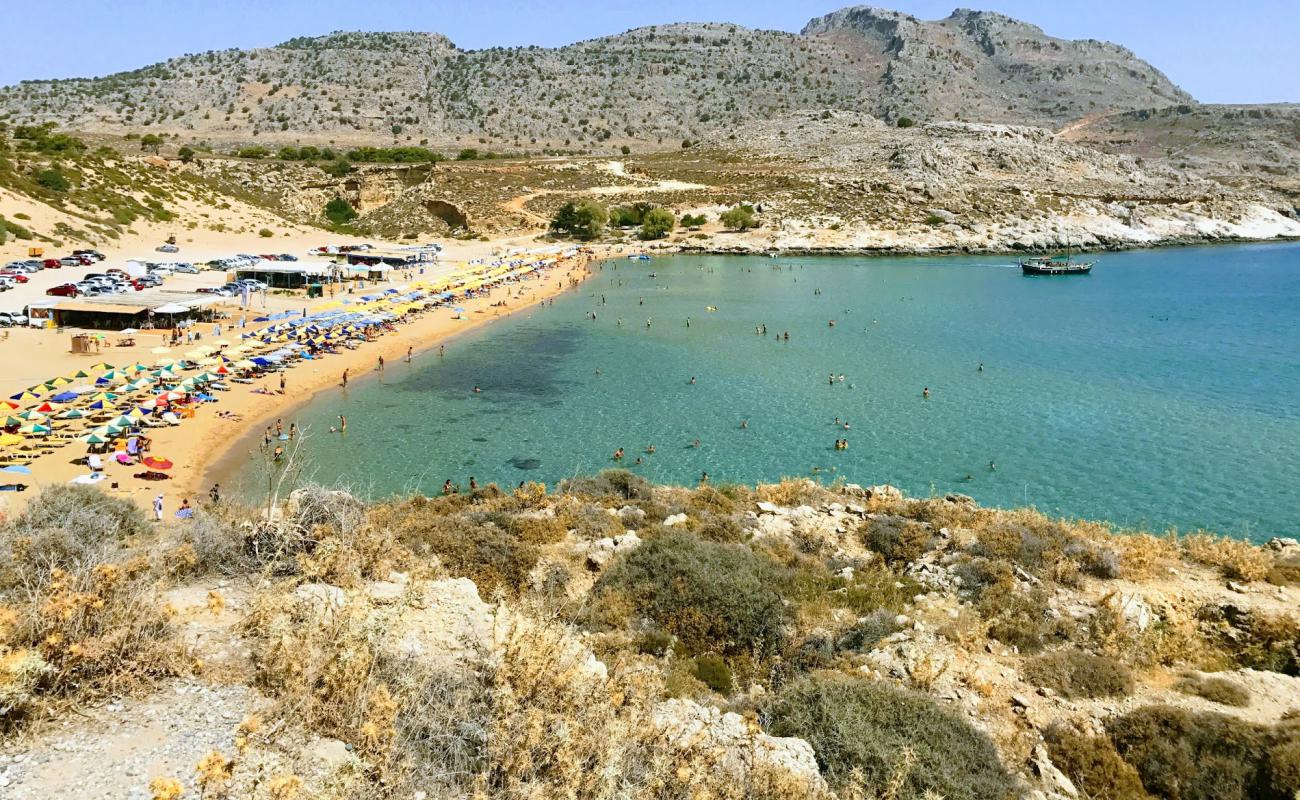 Photo de Agia Agathi Beach avec sable fin et lumineux de surface